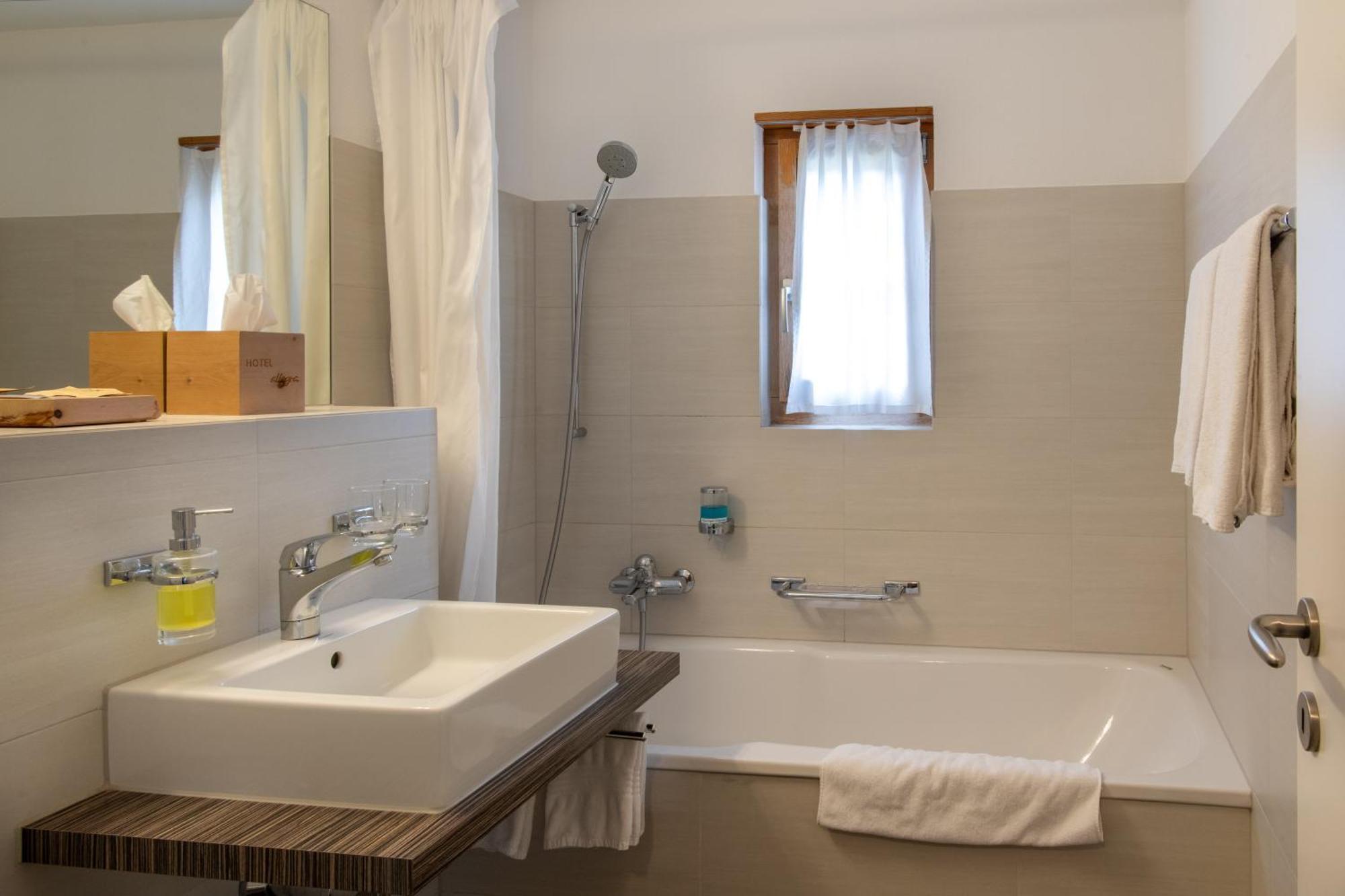 Ferienwohnungen Hotel Allegra ซูออซ ภายนอก รูปภาพ