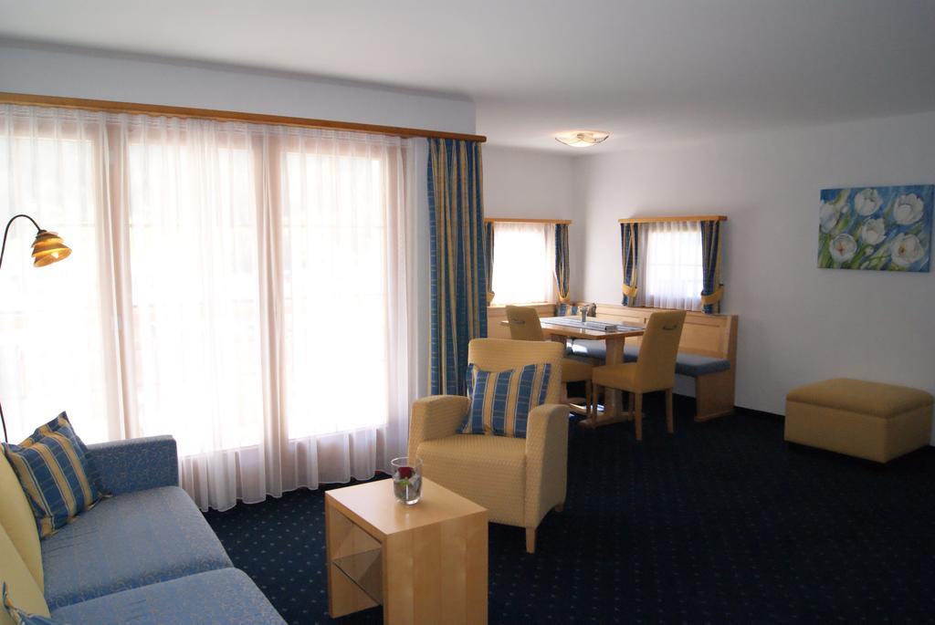Ferienwohnungen Hotel Allegra ซูออซ ภายนอก รูปภาพ